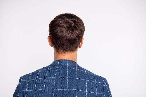 マッシュヘアの男性の後ろ姿の写真