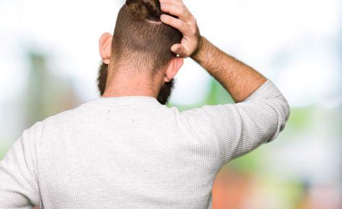 刈り上げたマンバンヘアの男性の後ろ姿の写真