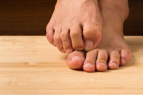 男性の足の指と爪のアップ写真