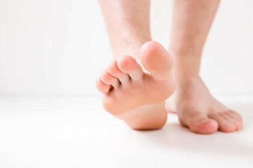 足汗が多い原因は足蹠多汗症？一般的な診断基準や治療方法などを紹介