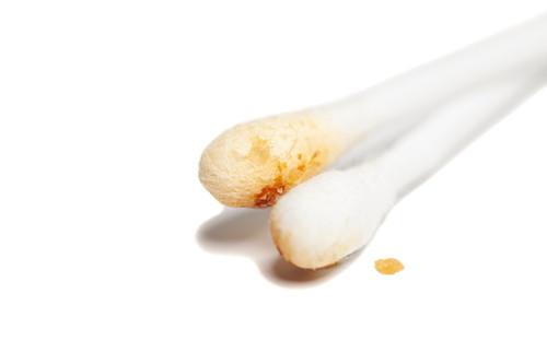 耳掃除で綿棒が黄ばむ原因は 頻繁に耳垢をとっている人は要注意 身嗜み オリーブオイルをひとまわし