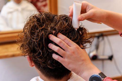 美容院で髪を切ってもらっている男性のイメージ写真