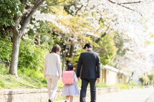 卒業式に行く家族