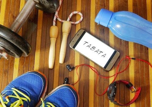 「TABATA」と書かれたスマートフォンを筋トレグッズの写真