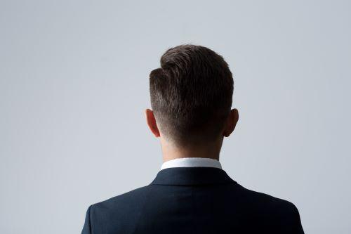 清潔感ある髪型をした男性の後ろ姿の写真