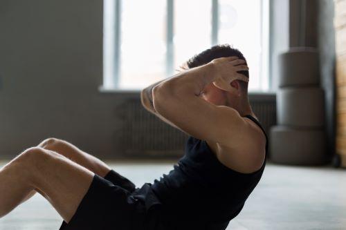 腹筋を鍛えるトレーニングをしている男性の写真