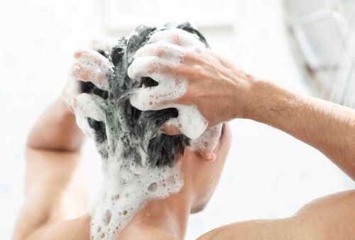 頭を洗っている男性の写真