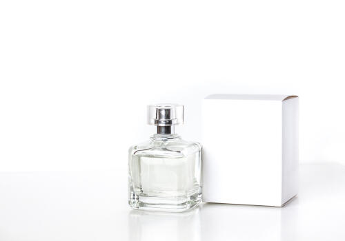 白いケースと透明の瓶に入った香水の写真