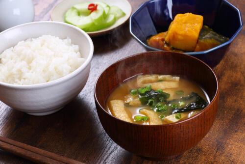 味噌汁や煮物などの和食メニューの写真