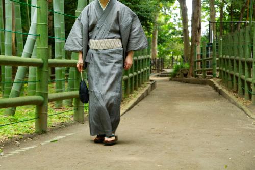 浴衣姿で歩く男性の写真