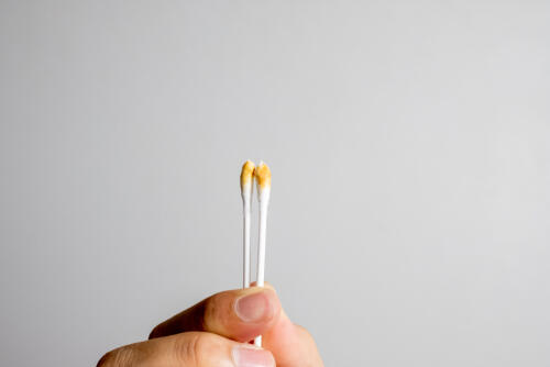 耳掃除で綿棒が黄ばむ原因は 頻繁に耳垢をとっている人は要注意 身嗜み オリーブオイルをひとまわし