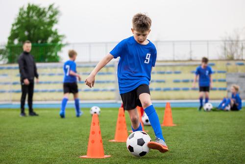 サッカーを習っている男児の写真