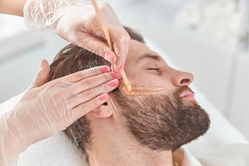 ブラジリアンワックスを髭に塗っているところのイメージ写真