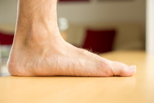 男性の足首のアップ写真