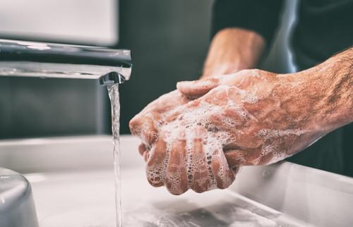 手を洗っている男性の写真