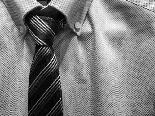 ネクタイをした男性の胸元の写真
