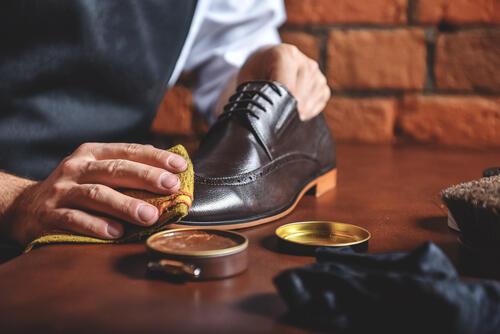 革靴をキレイに磨き上げる職人さんのイメージ
