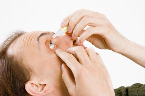 目薬のさしすぎに注意 適切な回数やさし方を覚えて正しく使おう 身嗜み オリーブオイルをひとまわし