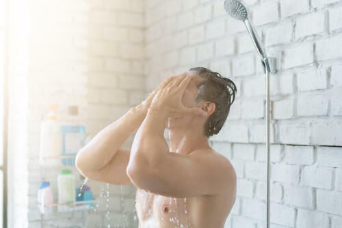 シャワーを浴びる男性の画像