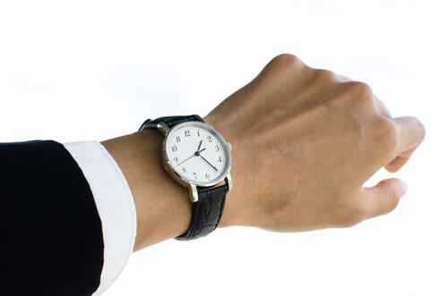 ビジネスマンの腕時計はアナログがマナー？文字盤や革の色まで解説 | 身嗜み | オリーブオイルをひとまわし
