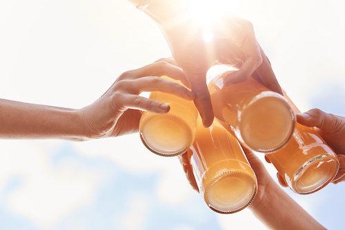 グラスに入ったノンアルコールビールで仲間と乾杯をしているイメージ写真