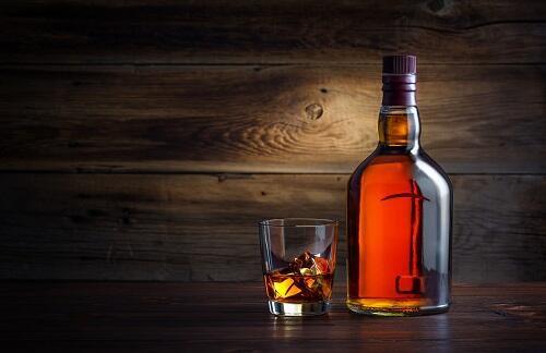 グラスに入ったラスティネイルとボトルに入ったウイスキーのイメージ写真
