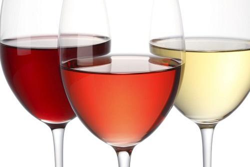 グラスに入った赤ワイン、白ワイン、ロゼワインの写真