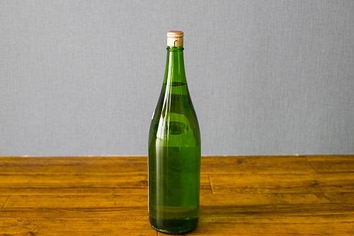 一升瓶に入った日本酒のイメージ写真