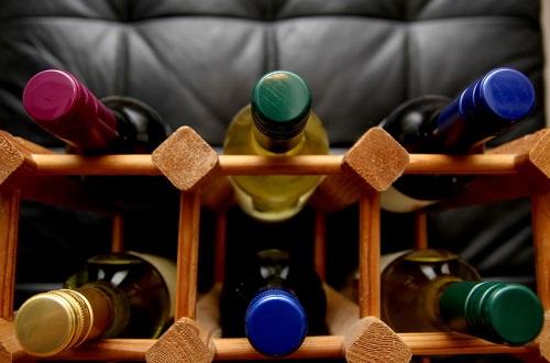 ワインセラーの並ぶワインボトルのイメージ写真