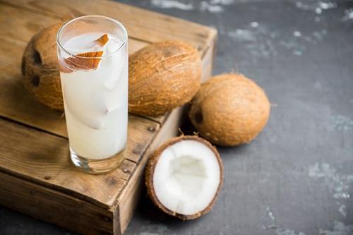 リキュール「マリブ」をイメージしたココナッツとココナッツミルクの写真