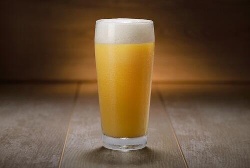 グラスに注がれたノンアルコールビールのイメージ写真
