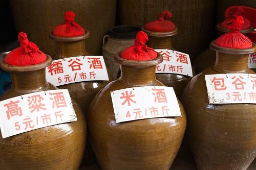 甕に入ったいろいろな中国酒のイメージ写真