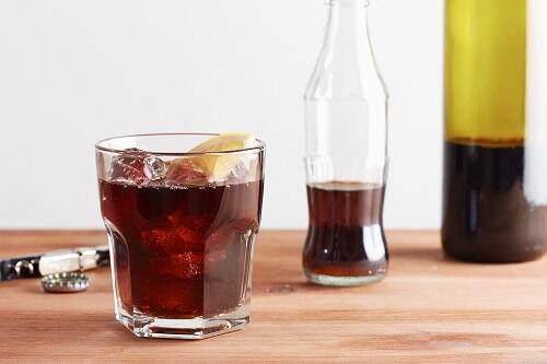 余ったコーラと赤ワイン、グラスに入ったカリモーチョのイメージ写真