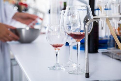 なぜワインに酸化防止剤を使うの？体への影響や無添加のワインも紹介