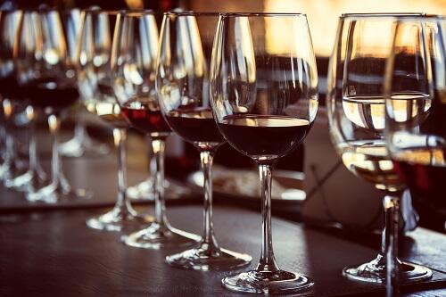 ワインのテイスティング方法とは？表現方法や役立つグッズを紹介