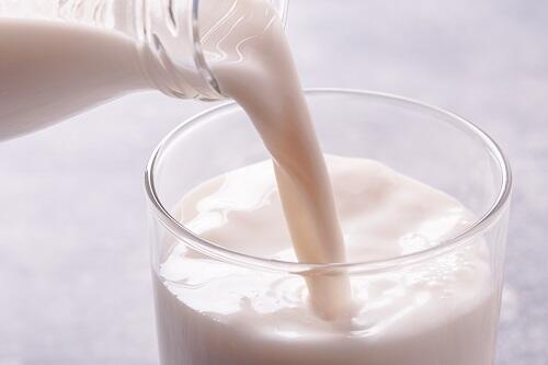 アマレットとミルクの組み合わせは合う？味わいやレシピを徹底解説