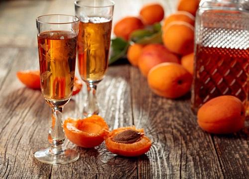 グラスに入った杏酒と杏の写真