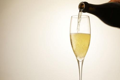 シャンパンの注ぎ方とは？正しい手順やマナー、ボトルの開け方も紹介