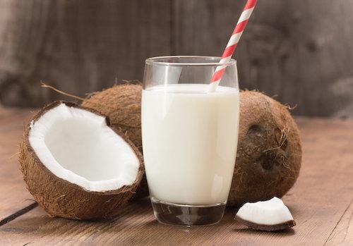 ココナッツとグラスに入ったミルクの写真