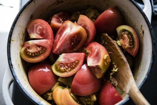 カレーライスを、@@トマトから出る水分だけで作る