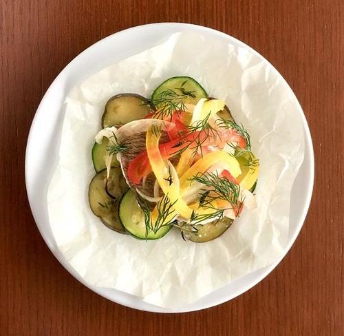 切って包んでオーブンへ！夏野菜と真鯛の簡単パピヨット